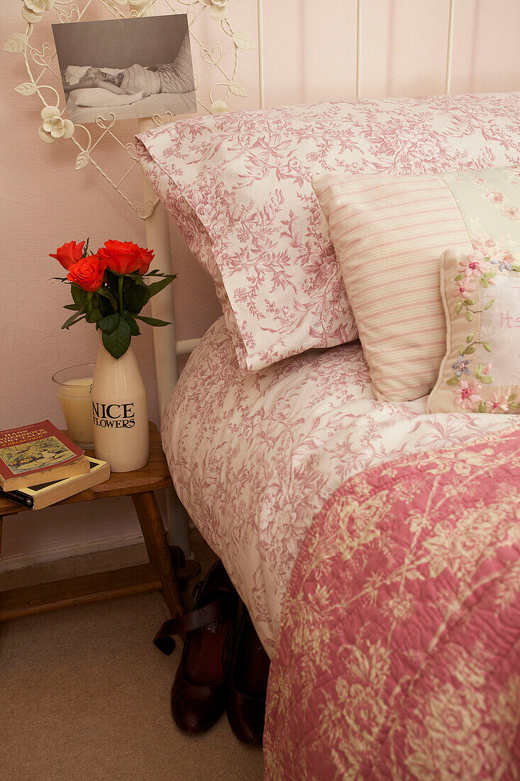 Geblümte Steppdecke und Kissen auf dem Bett in Egerton cottage, Kent, England, UK