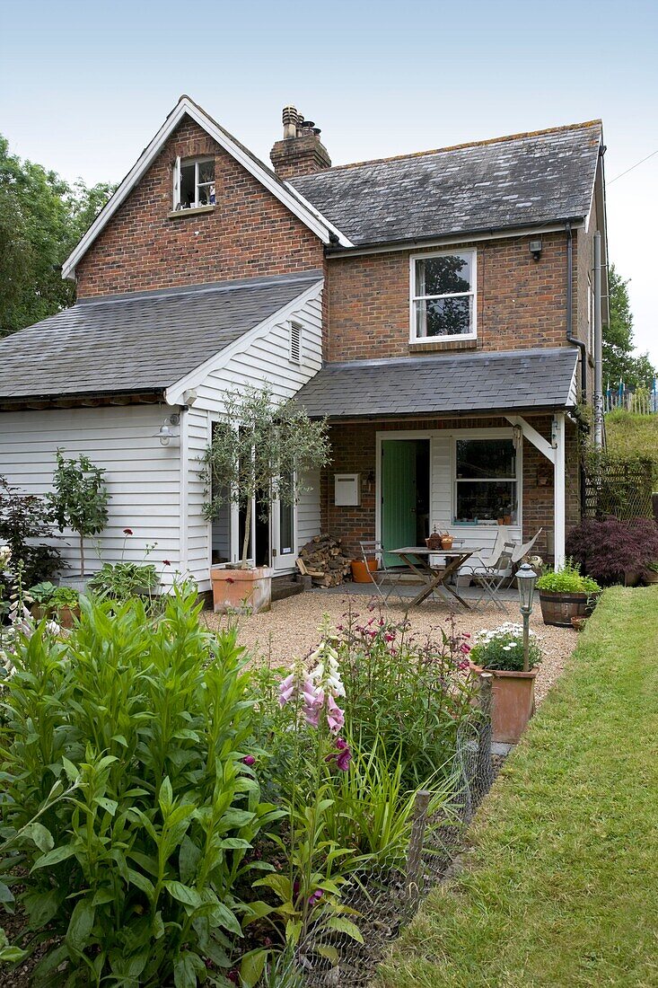 Garten eines Einfamilienhauses in Tenterden, Kent, England, UK