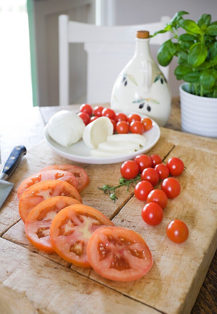 In Scheiben geschnittene Tomaten mit Mozzarella und Schale in einem Haus der Familie Tenterden, Kent, England, UK