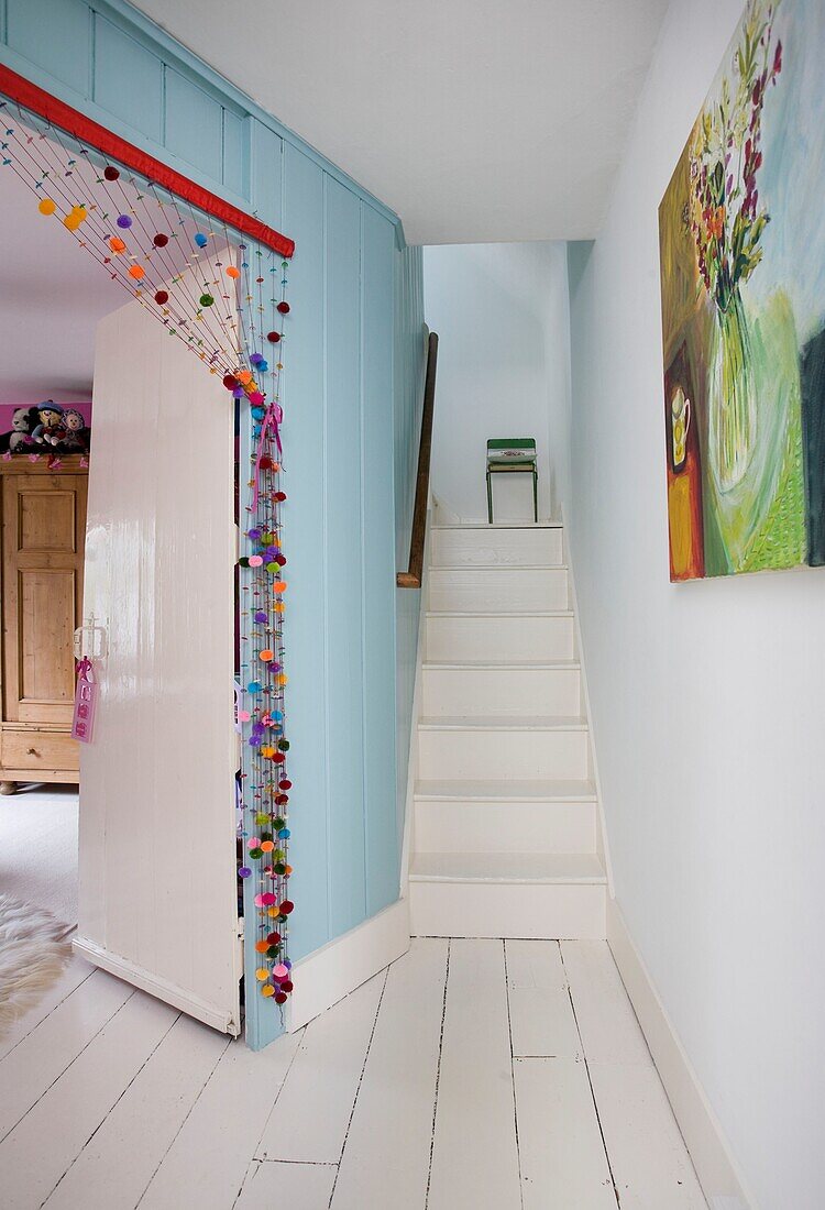 Gemaltes Treppenhaus und Flur mit Perlenvorhang in einem Haus der Familie Tenterden, Kent, England, Vereinigtes Königreich