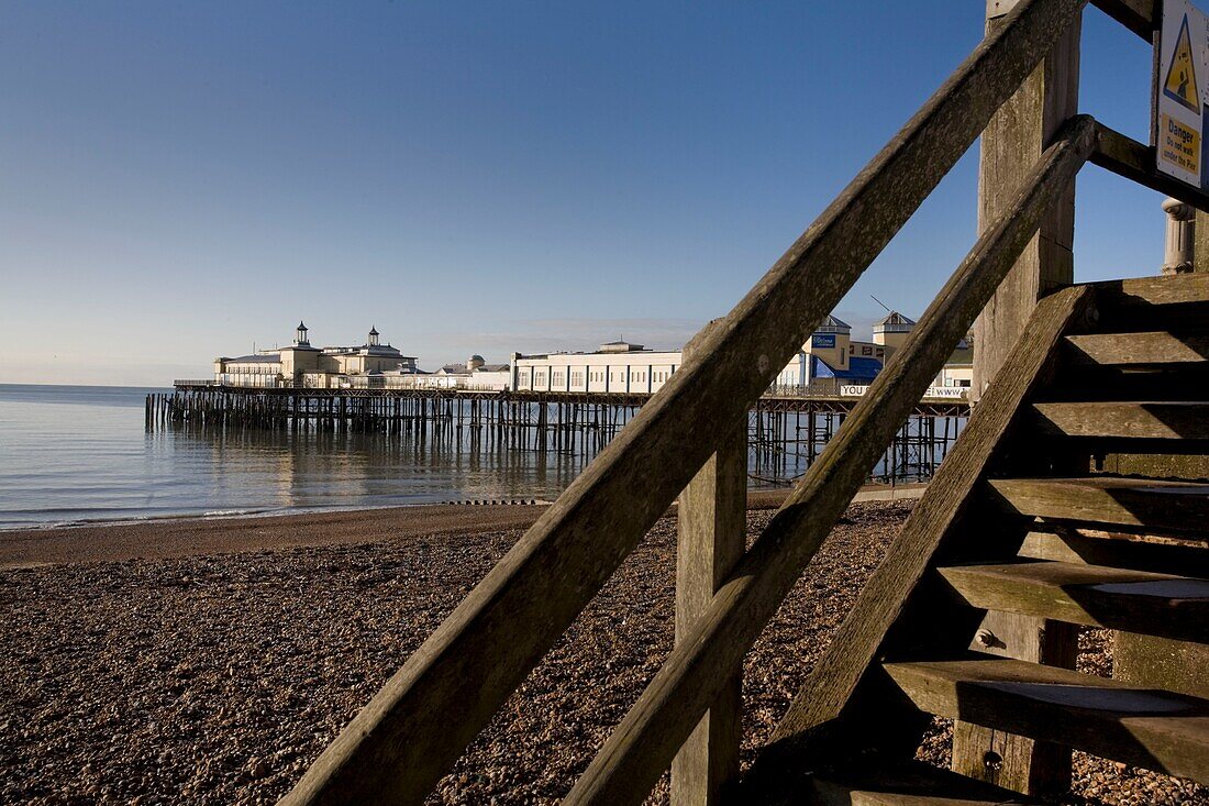 Blick auf Pier und Holztreppe am Kiesstrand von St Leonards on Sea, East Sussex, England, UK