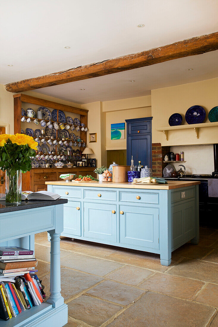 Hellblaue Kücheninsel in der Küche eines freistehenden Bauernhauses in Etchingham, East Sussex, England UK
