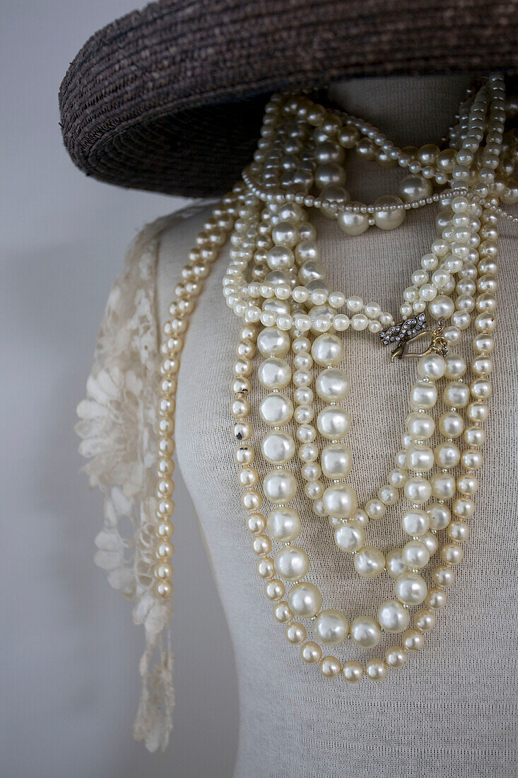 Perlenkette und Hut auf Schneiderpuppe im Haus in Tenterden, Kent, England, UK