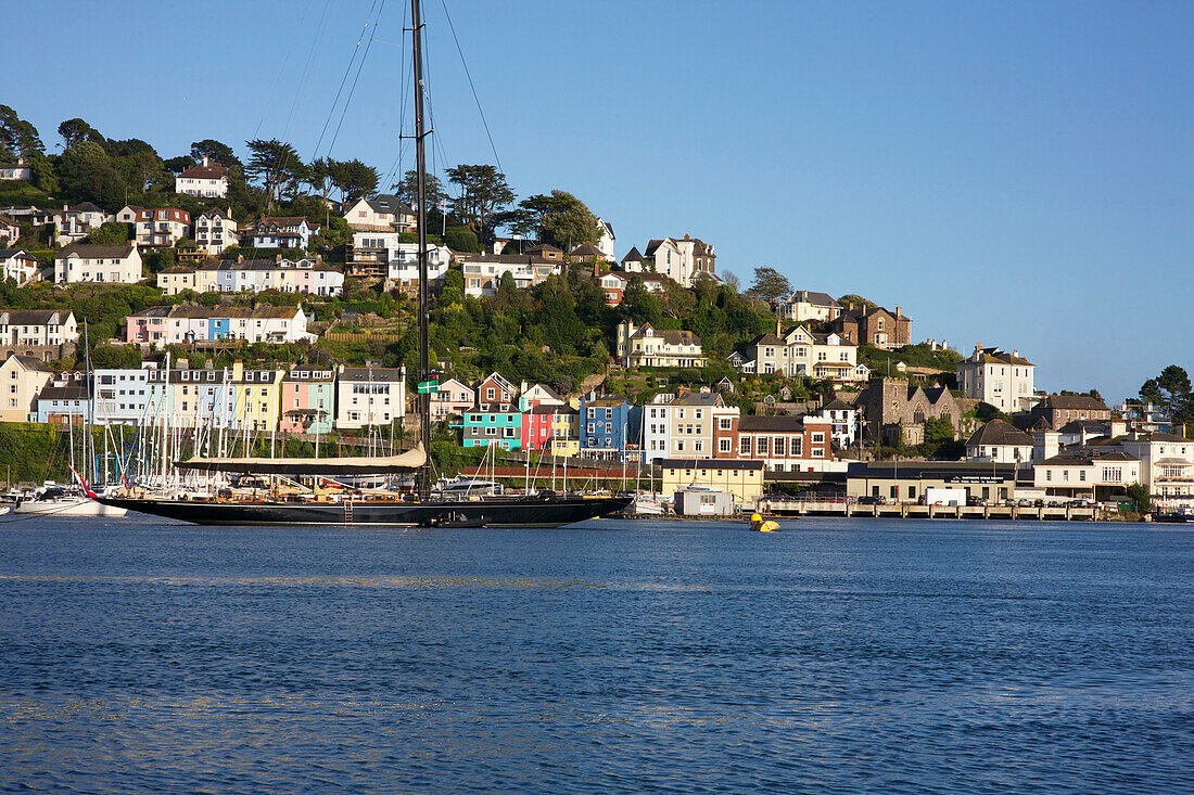 Picknickboot im Hafen von Dartmouth, Devon, England, UK