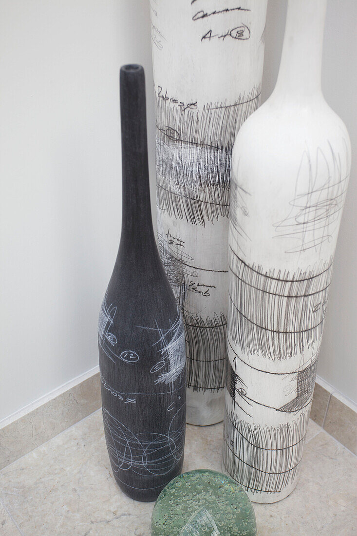 Geätzte Vasen mit Ornamenten in einem modernen Haus in Bath Somerset, England UK