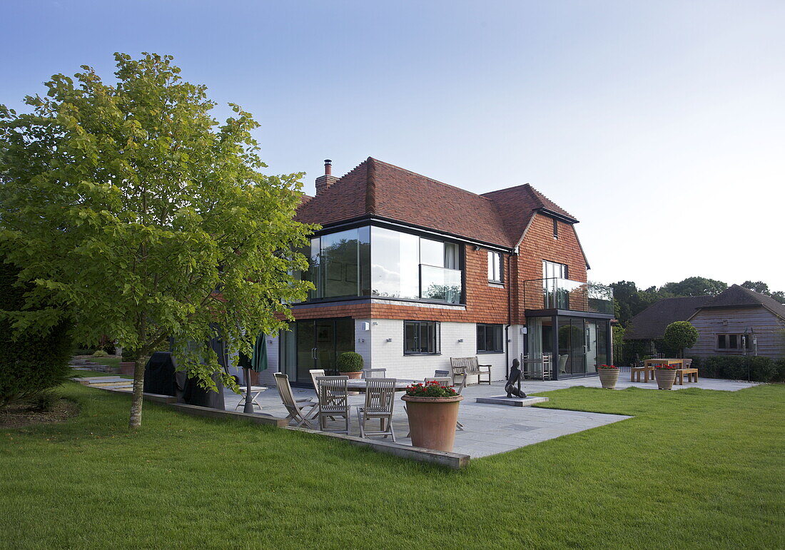Terrasse im Garten eines modernen Bauernhauses in Nuthurst, West Sussex, England, Vereinigtes Königreich