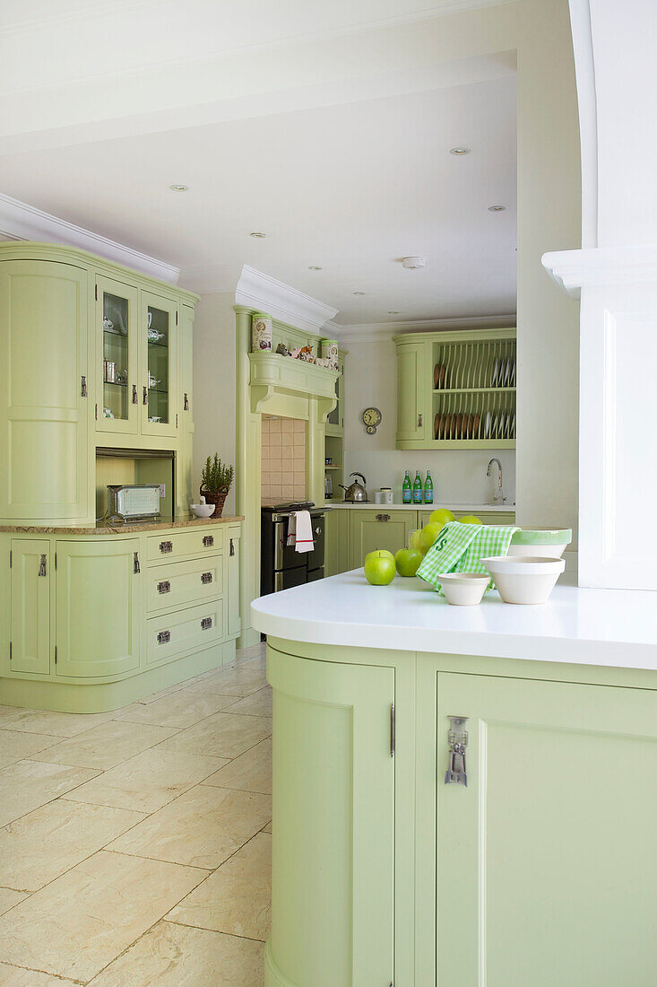 Hellgrüne offene Küche in einem Haus in Kent, England UK