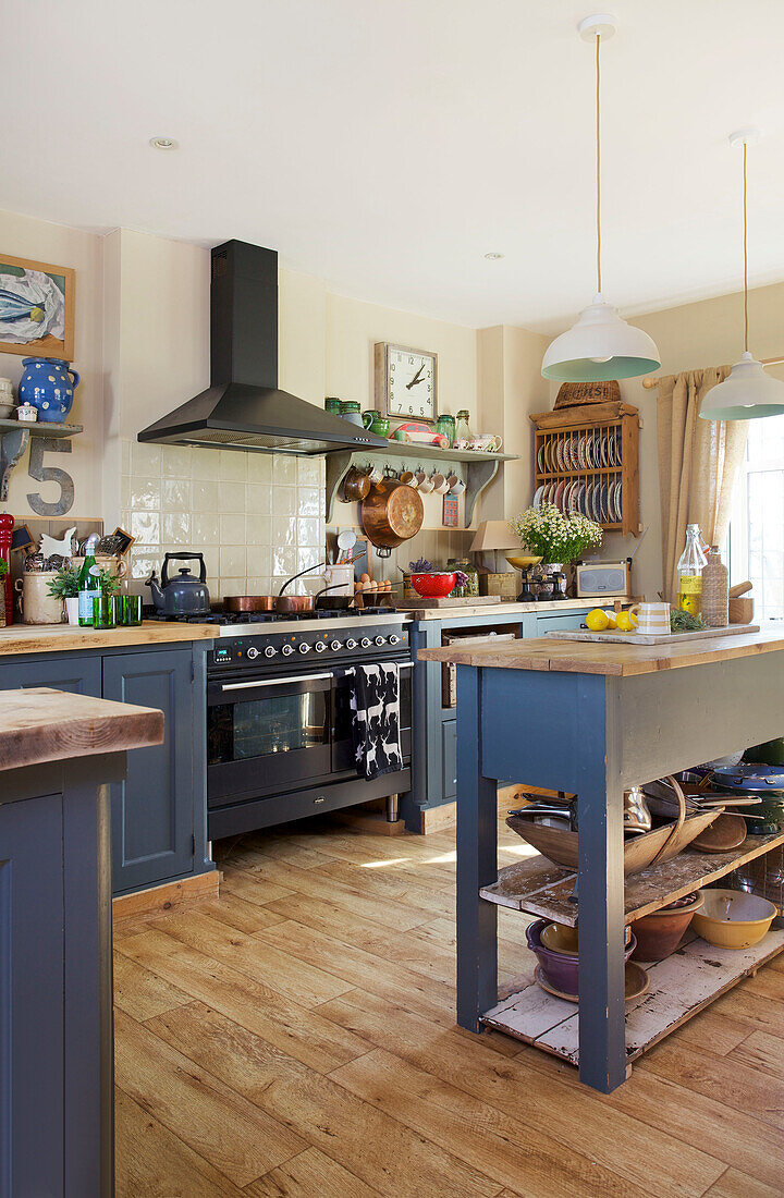 Blauer Fleischerblock und Herd in einer Bauernhausküche in einem Haus in Kent, England, UK