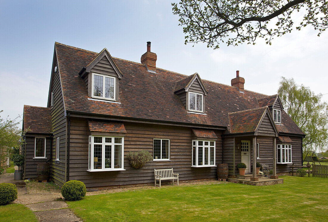 Mit Holz verkleidete Außenfassade eines Hauses in Kent mit Dachgauben England UK