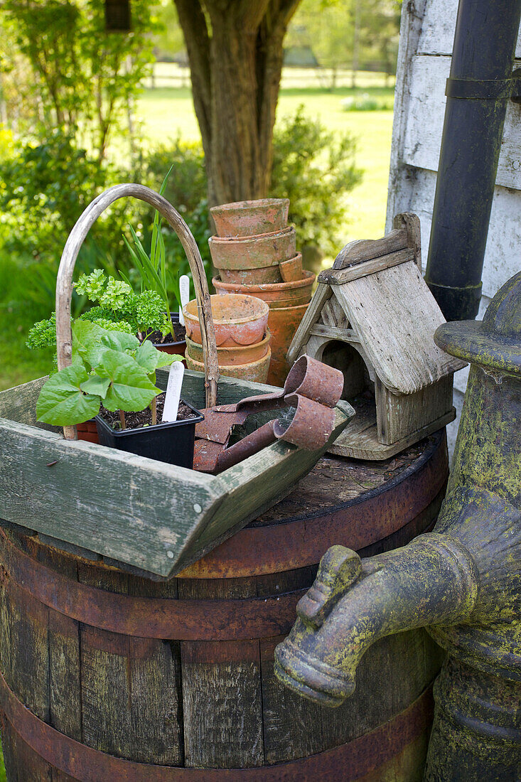 Gartengeräte und Wasserpumpe mit Fass Kent, England, UK