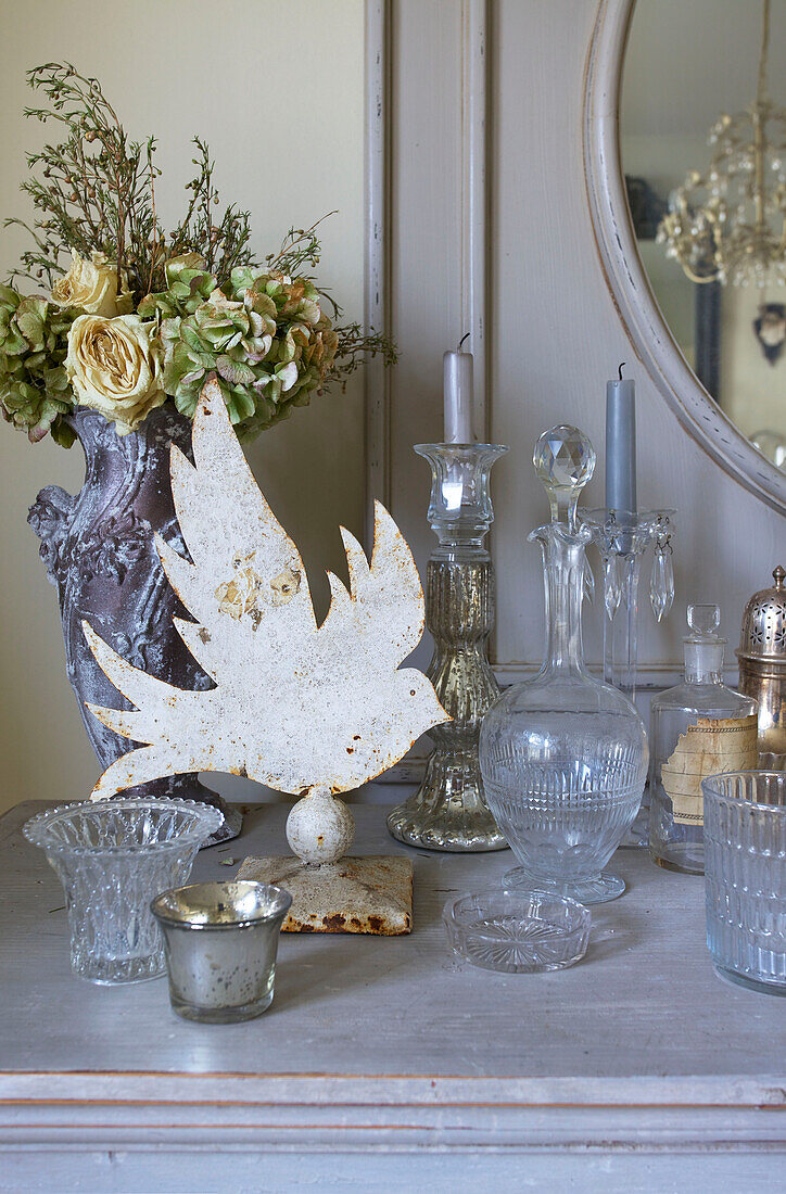 Vintage-Glaswaren mit getrockneten Blumen und Vogelornamenten auf einem Seitenschrank in einer viktorianischen Villa in Kent England UK