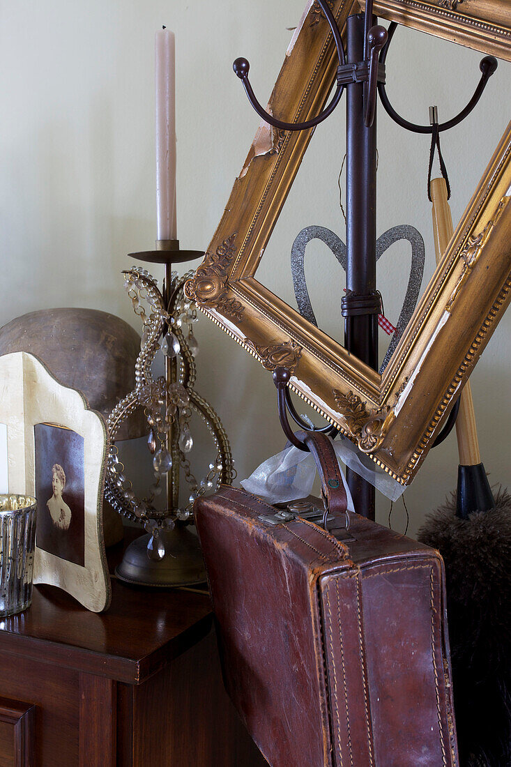 Vergoldeter Rahmen und Vintage-Koffer in viktorianischer Villa in Kent England UK