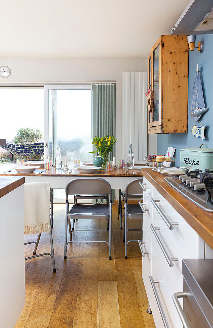 Silberne Klappstühle am Küchentisch in Hayling Island Strandhaus Hampshire England UK