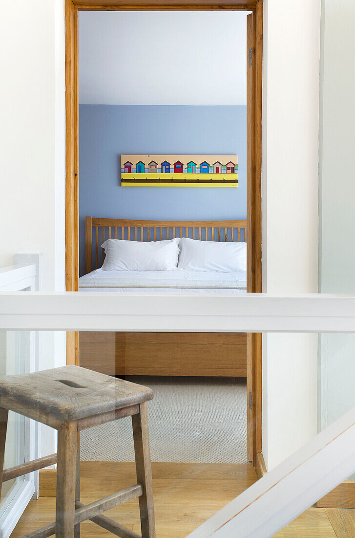 Barhocker mit Glasgeländer und Blick in ein Doppelschlafzimmer in einem Strandhaus auf Hayling Island Hampshire England UK