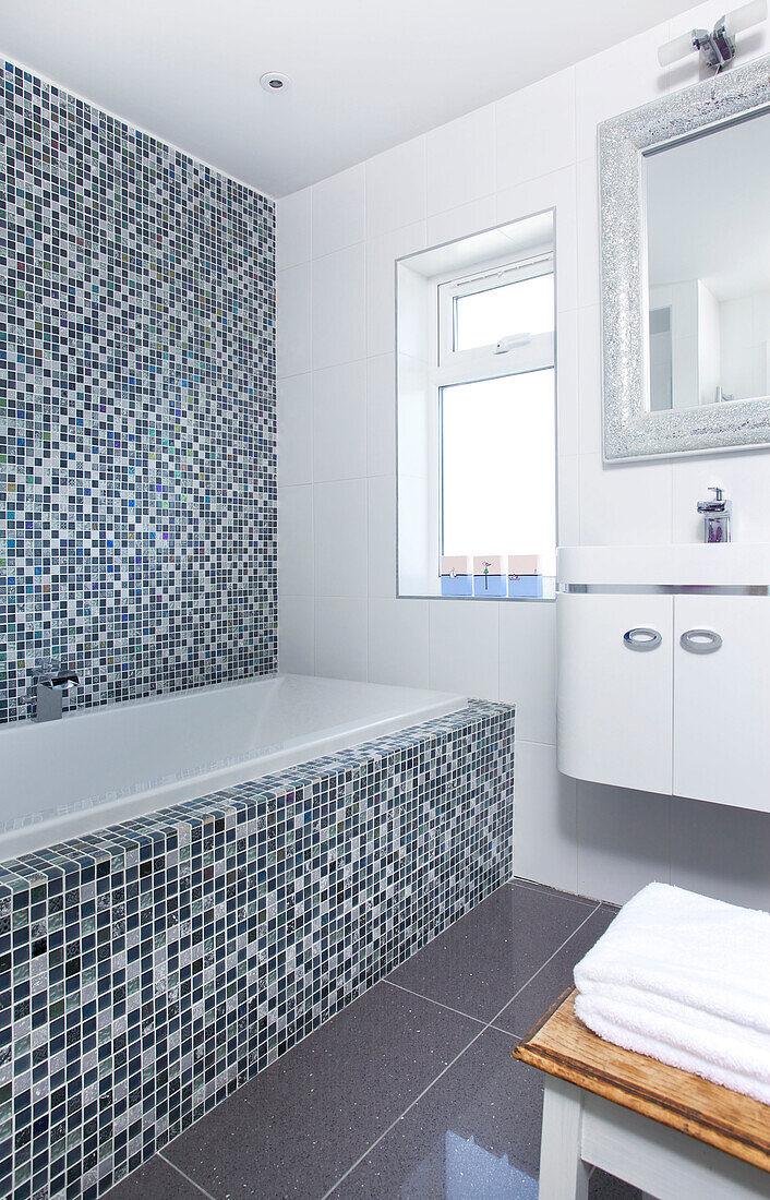 Mosaikgefliestes Badezimmer mit offenem Fenster im Badezimmer eines Strandhauses auf Hayling Island, Hampshire, England, UK