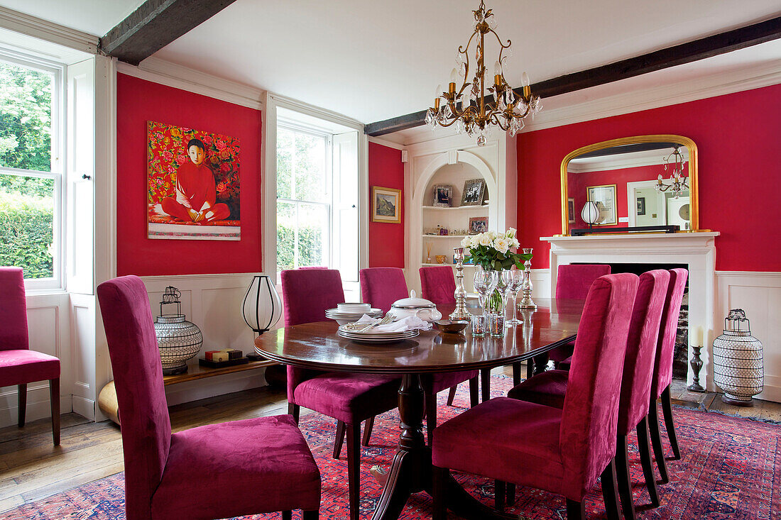 Mit rosa Samt gepolsterte Esszimmerstühle im roten Esszimmer des Hauses Bishops Sutton in Alresford Hampshire England UK