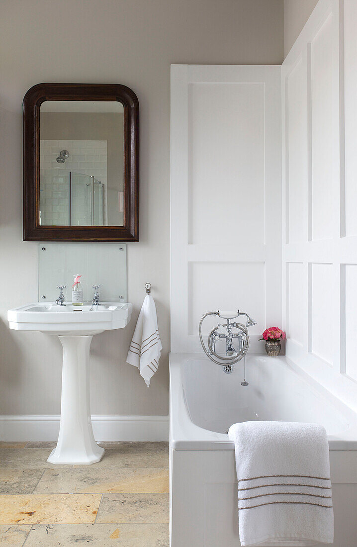 Weißes Badezimmer mit altem Holzspiegel in einem Haus in Kilndown, Cranbrook, Kent, England