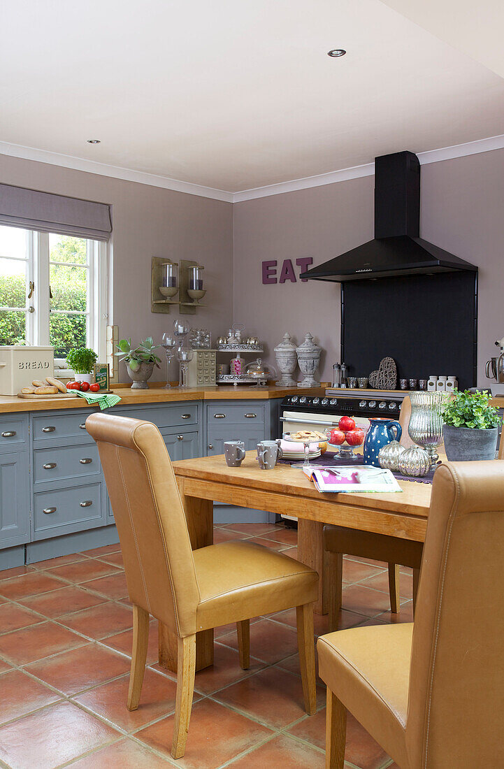 Tisch und Stühle in hellblauer Einbauküche Staplehurst kitchen Kent England UK