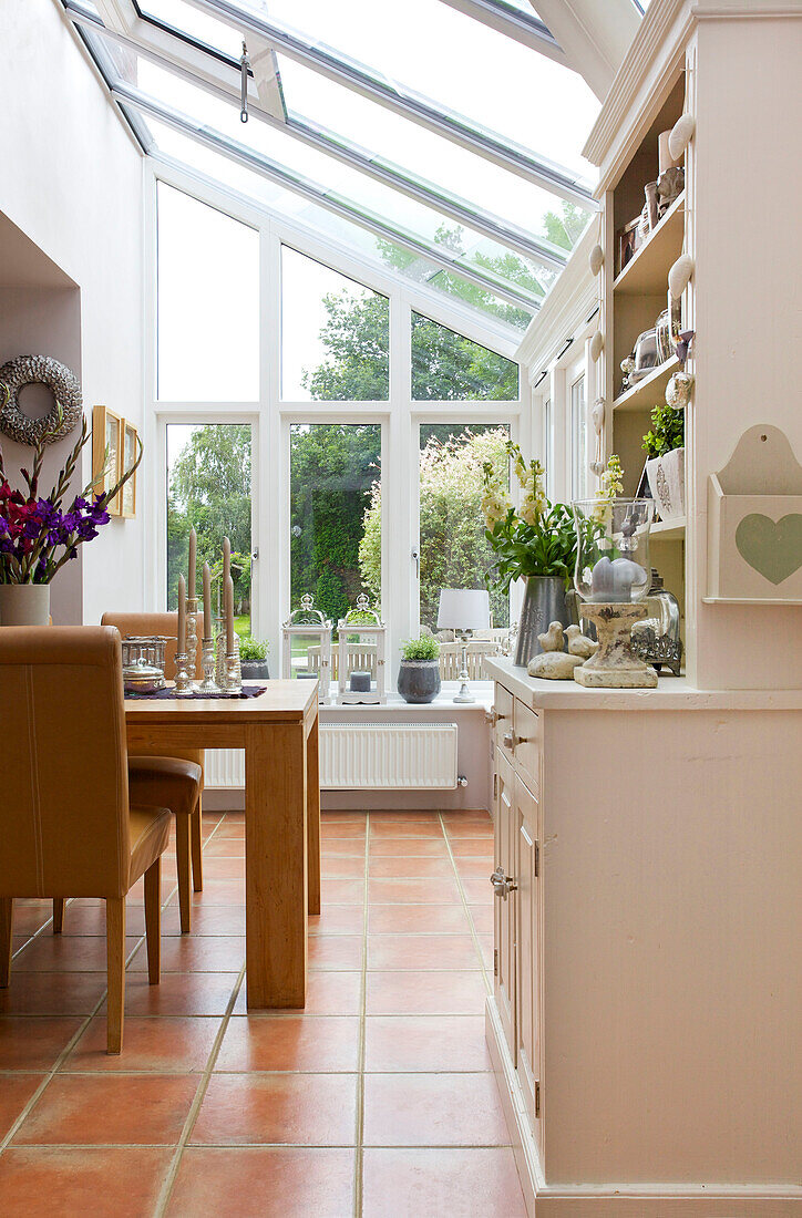 Küchenerweiterung mit Oberlicht in einem Einfamilienhaus in Staplehurst, Kent, England, UK