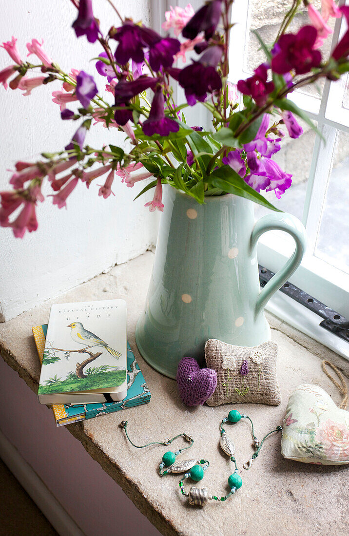 Schnittblumen und Notizbuch auf der Fensterbank in Worth Matravers Cottage in Dorset England UK