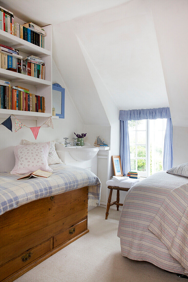 Tagesbett und Bücherregal im Schlafzimmer eines Cottages in Worth Matravers, Dorset England UK