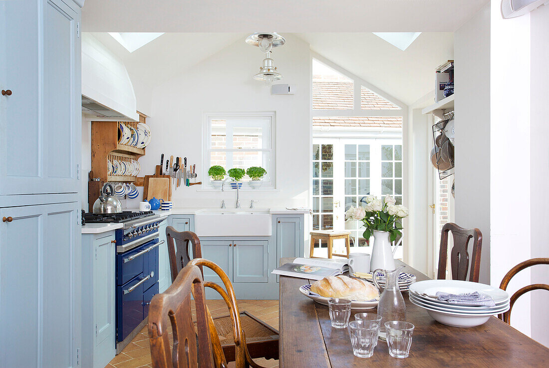 Geschirr und Brot auf Holztisch in hellblau Emsworth Küche Hampshire England UK