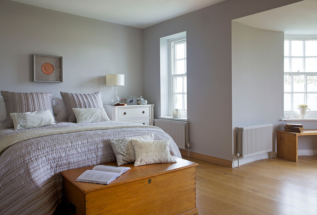 Doppelbett mit Steppdecke und hölzernem Deckenkasten in einem Haus in Faversham, Kent, England, UK