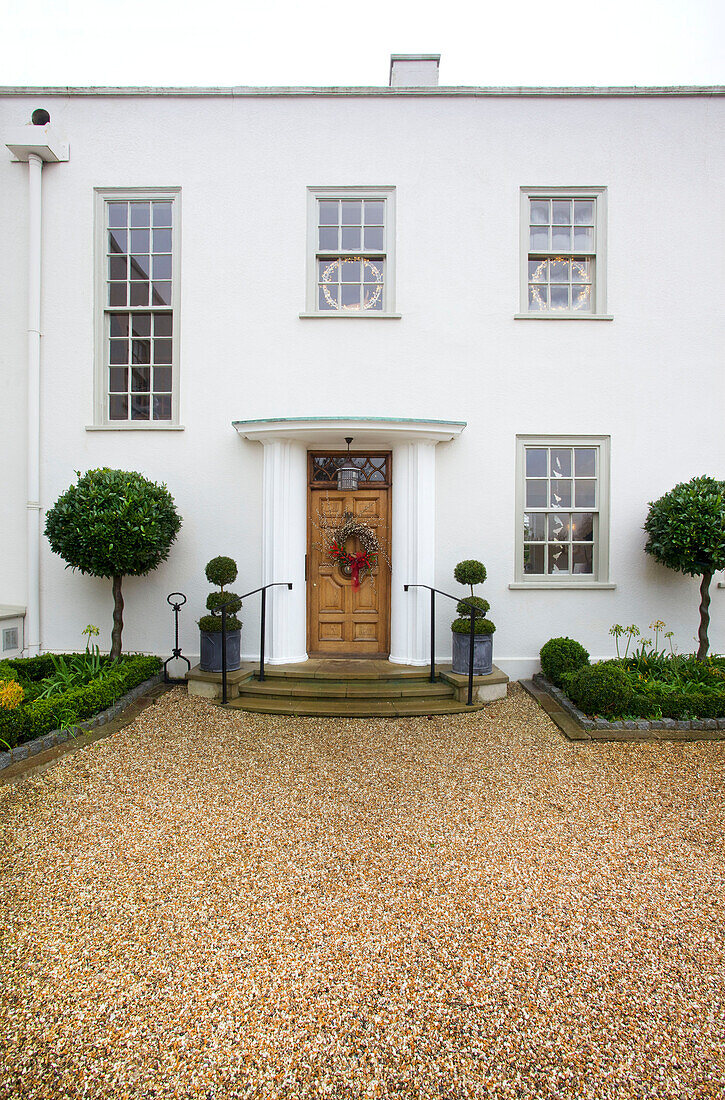 Weiß getünchte Fassade mit Schotterauffahrt Faversham home Kent England UK