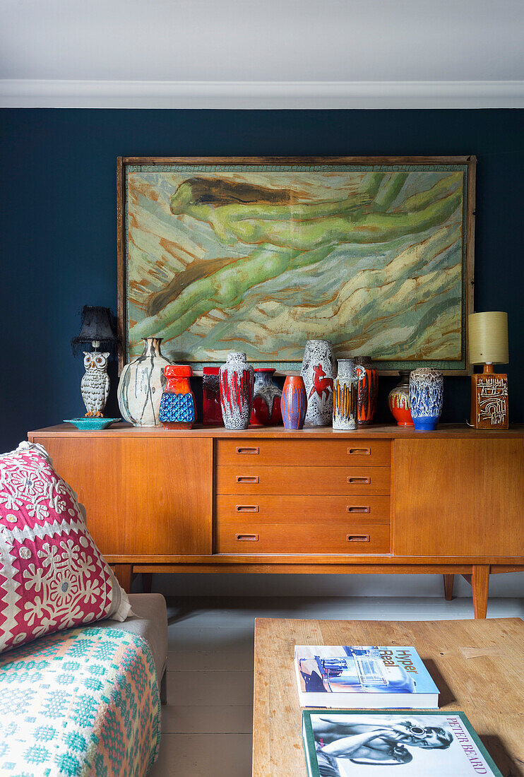 Glasierte Vasen auf einem hölzernen Sideboard mit Kunstwerken in einem Haus in Rye, East Sussex, Großbritannien