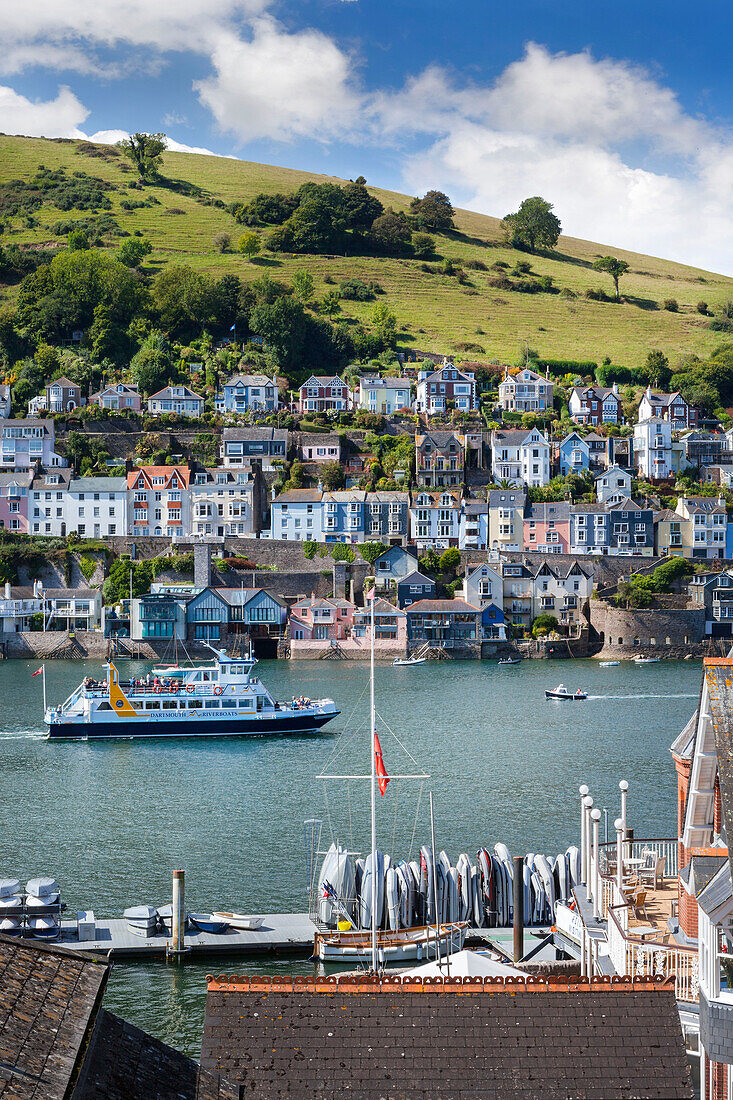 Häuser an der Flussmündung des Hafens von Dartmouth mit einer Fähre, die in Devon abfährt UK
