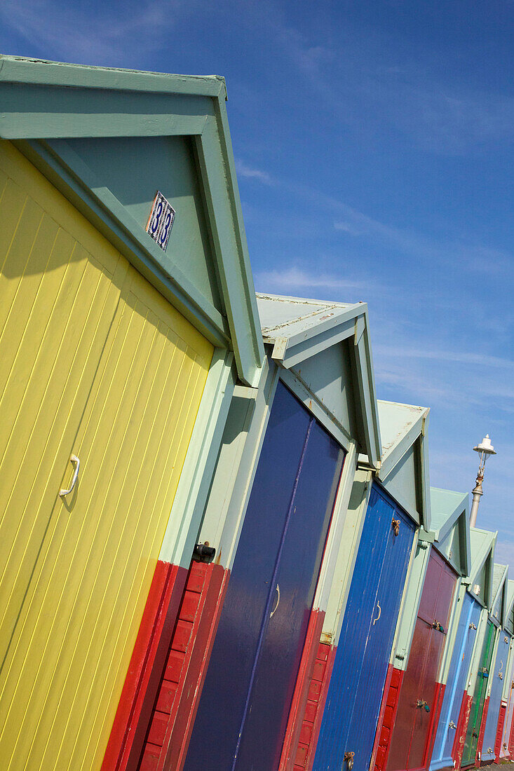 Farbenfrohe Strandhütten an der Strandpromenade von Brighton Sussex England UK