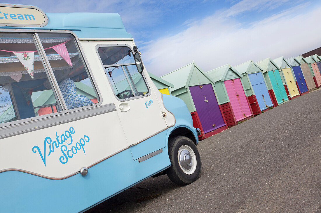 Eiswagen und Strandhütten in Brighton Sussex England UK