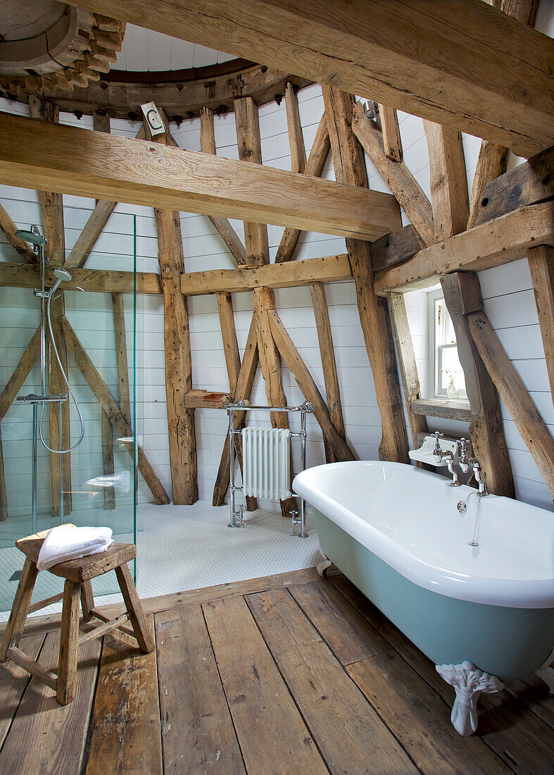 "Freistehende Badewanne und begehbare Dusche in der Staubetage"" einer denkmalgeschützten Windmühle in Kent, Großbritannien"""