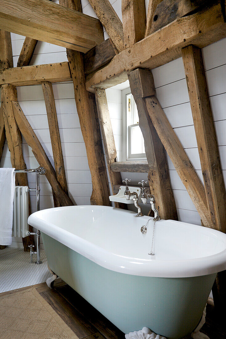 "Freistehende Badewanne unter dem Fenster in der Staubetage"" einer denkmalgeschützten Windmühle Kent England"""