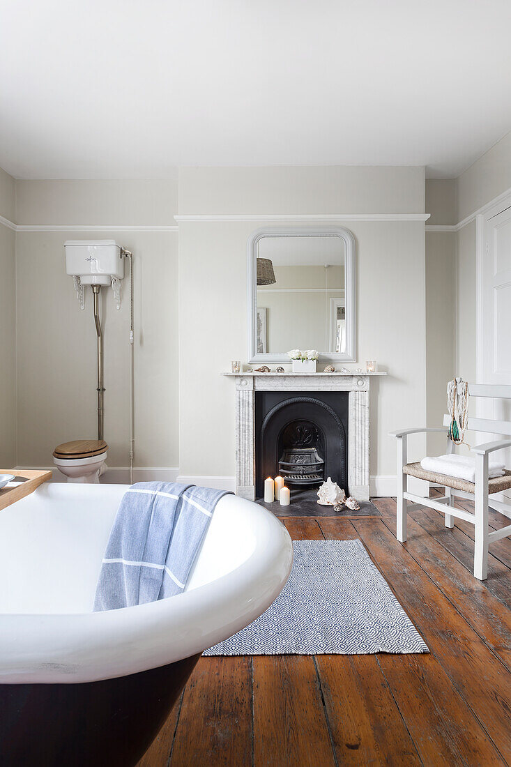 Neu emaillierte gusseiserne Badewanne mit originalem Kamin im Warehorne Pfarrhaus in Kent UK