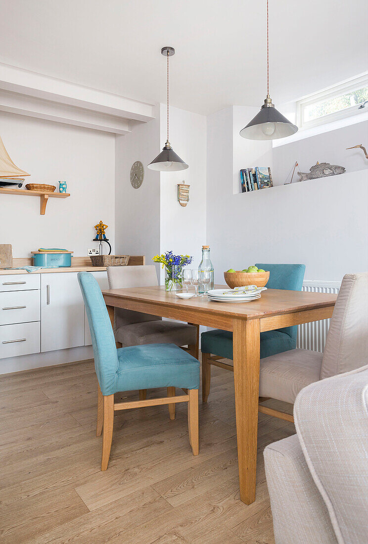 Hellblaue Stühle am Tisch in der Küche von Dartmouth, Devon, UK