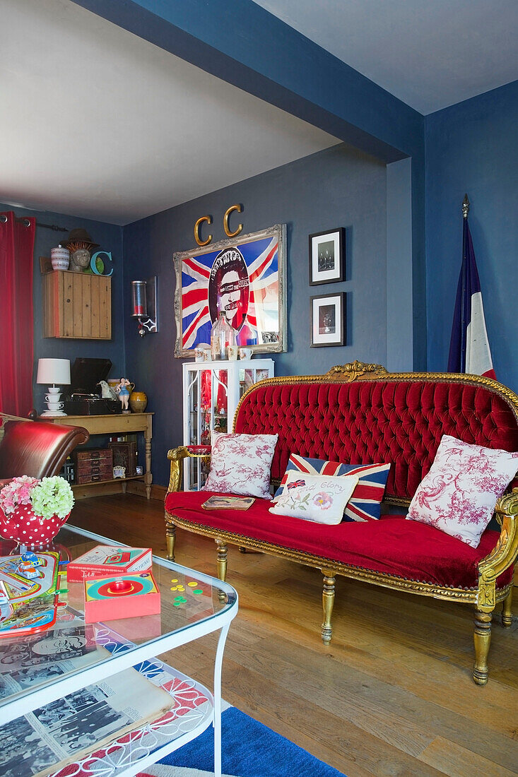 Upcyceltes Sofa und gerahmter Union Jack in einem Haus in Tenterden, Kent, Großbritannien