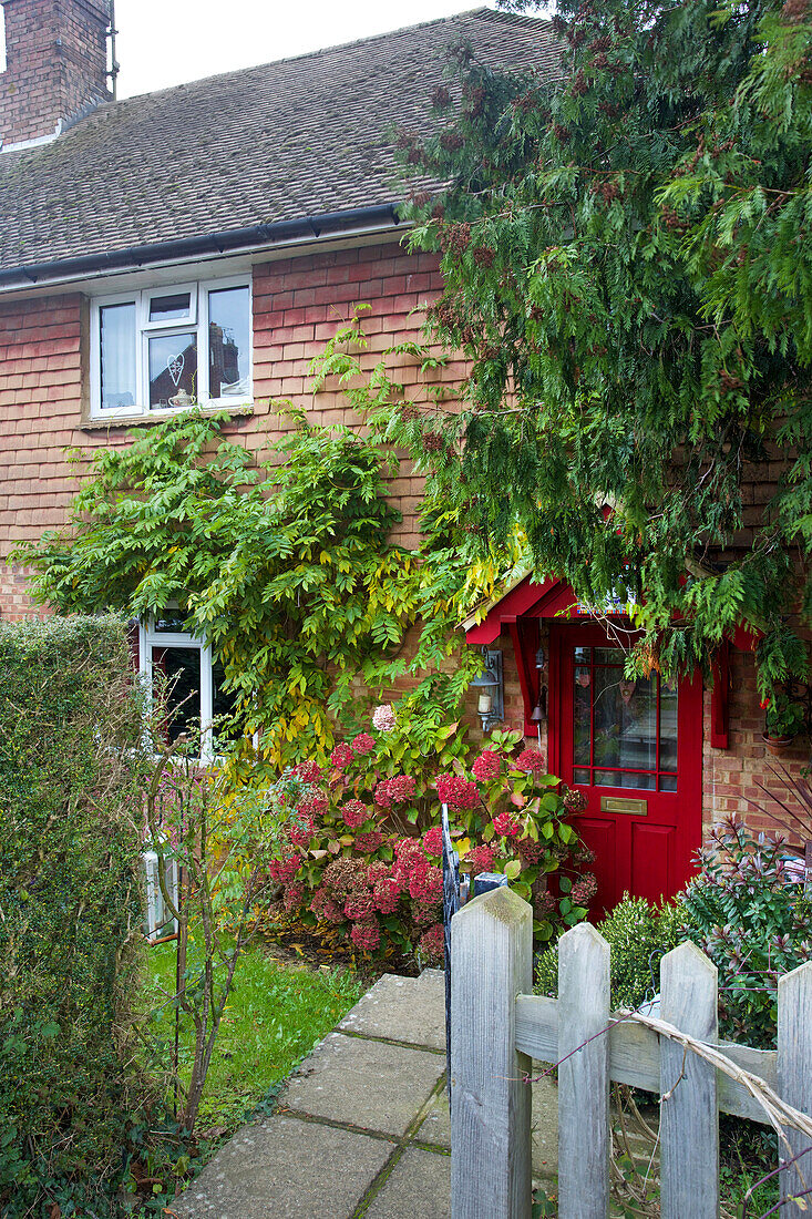 Vorderer Weg und Gartentor zu einem Haus in Tenterden, Kent UK