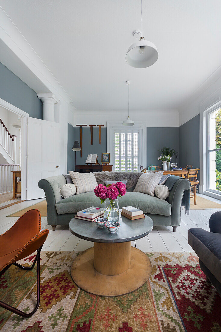 Chesterfield-Sofa mit Kelim und Kabeltrommeltisch im Südsee-Wohnzimmer, Großbritannien
