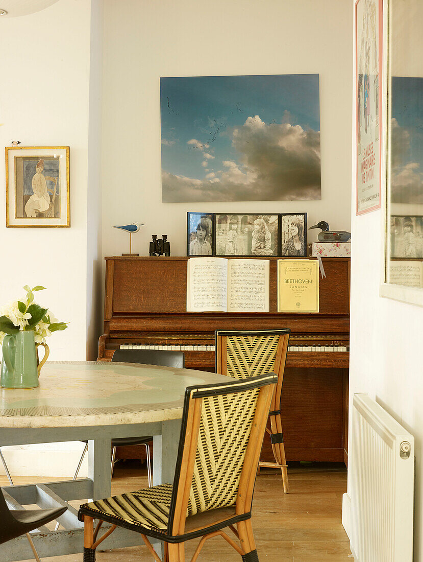 Kunstwerk auf Leinwand über dem Klavier im Esszimmer eines Hauses in London England UK