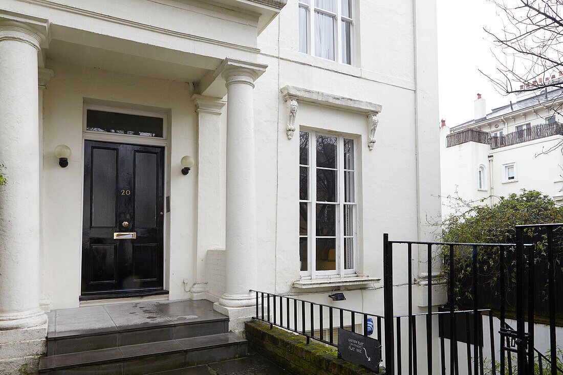 Schwarze Haustür in weiß gestrichener Fassade eines Stadthauses in Little Venice London UK