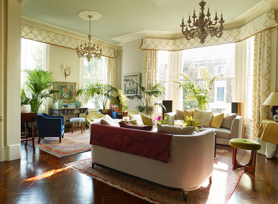 Zimmerpflanzen und Sitzgelegenheiten im großen Salon eines Londoner Stadthauses, UK