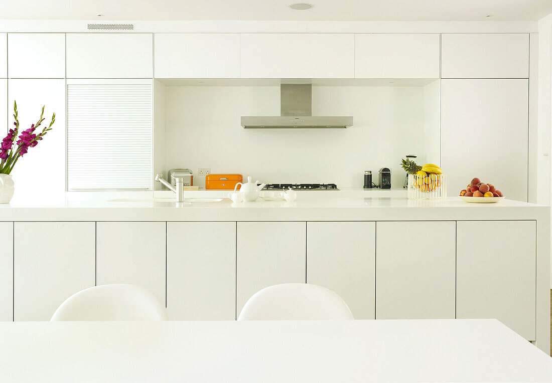 Dunstabzugshaube aus Edelstahl über einem Gaskochfeld in einer weißen Küche in einem Londoner Haus, UK
