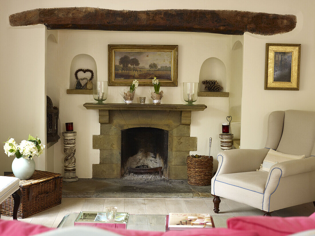 Sessel am Kamin im Wohnzimmer eines Hauses in Nottinghamshire, England, UK