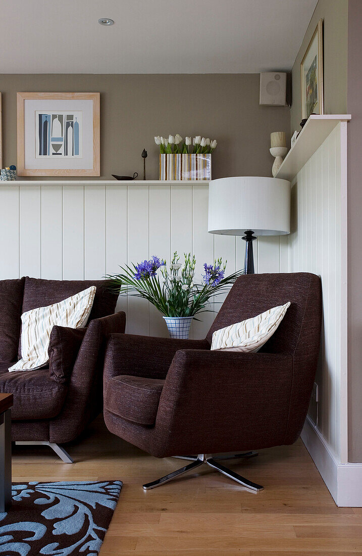 Brauner Sessel und Sofa im getäfelten Wohnzimmer eines Hauses in Cambridgeshire, Großbritannien