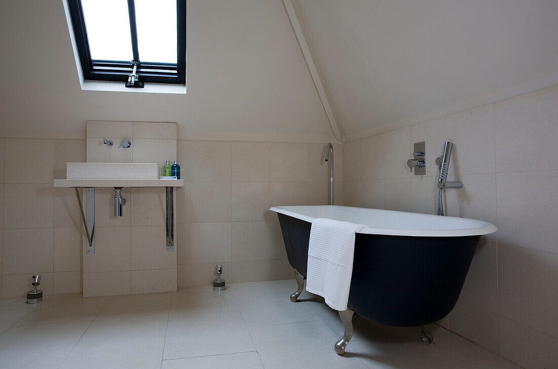 Freistehende Badewanne im Dachgeschoss eines Hauses in Sussex, Großbritannien