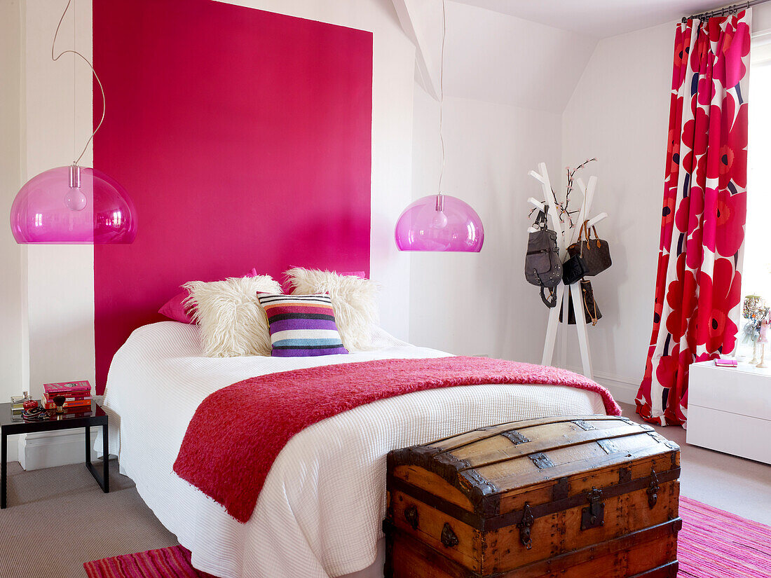 Holztruhe am Fußende des Mädchenbetts mit Glaspendelschirmen und bemalter Tafel, Londoner Haus, UK