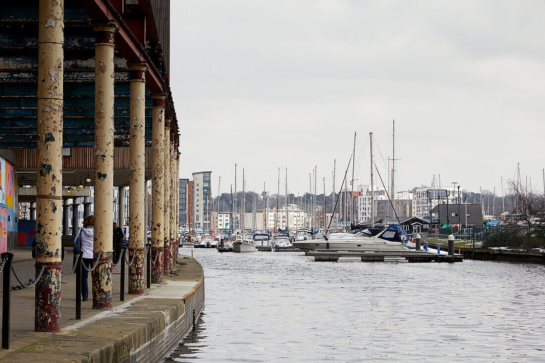 Verwitterte Säulen und Yachten im Hafen von Ipswich, Suffolk, England, UK