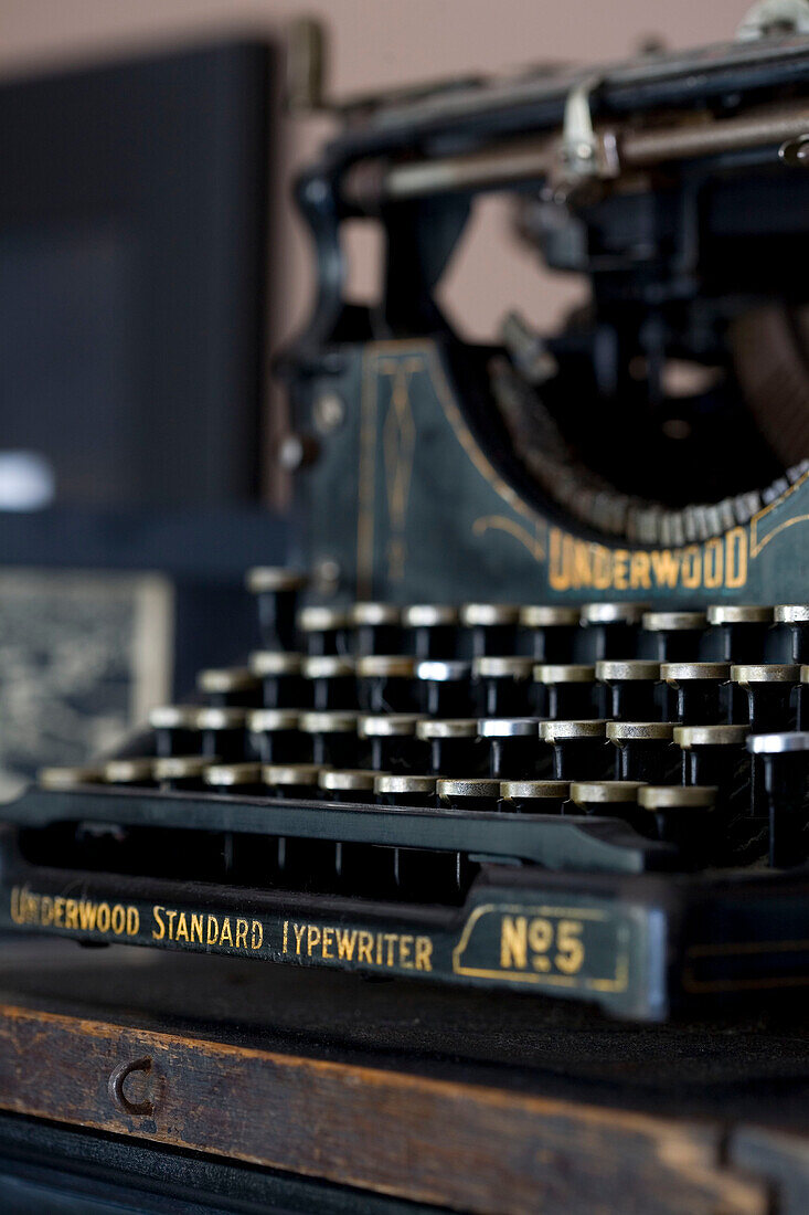 Altmodische Schreibmaschine in einem Haus in Hove, East Sussex, Großbritannien
