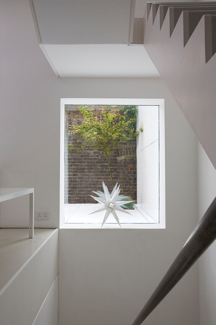 Sternförmiges Ornament im Fenster einer modernen Londoner Wohnung, England, Vereinigtes Königreich